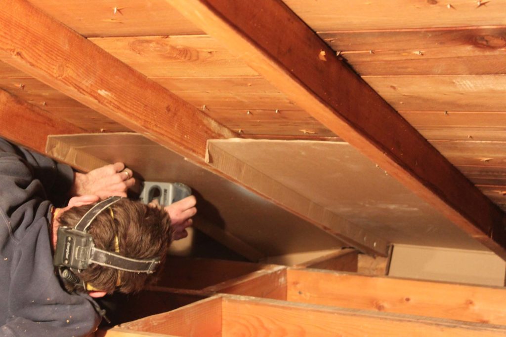 Installation of cardboard air-flow chutes to ensure soffit ventilation